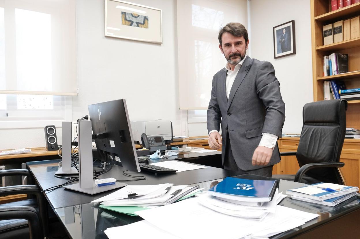 Cristóbal Belda, en su despacho del Instituto de Salud Carlos III en Madrid . 