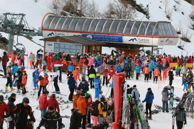 Los esquiadores llenaron la estación invernal Fuentes de Invierno. 