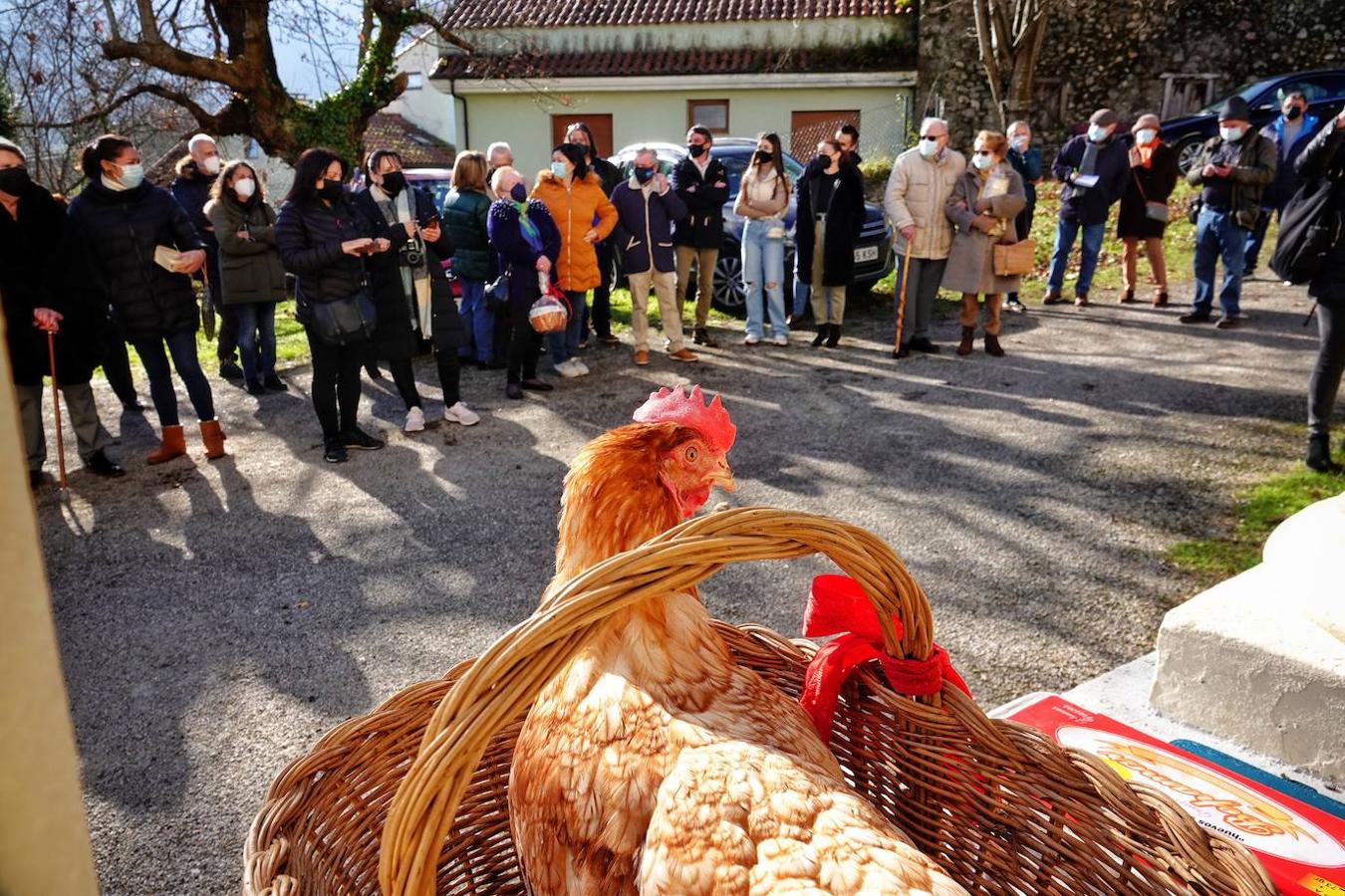 La parroquia de Parres acogió este lunes a sus mascotas para bendecirles con salud y suerte. Se llegaron a ver hasta gallinas y ovejas, entre multitud de perros, en su mayoría, y gatos.