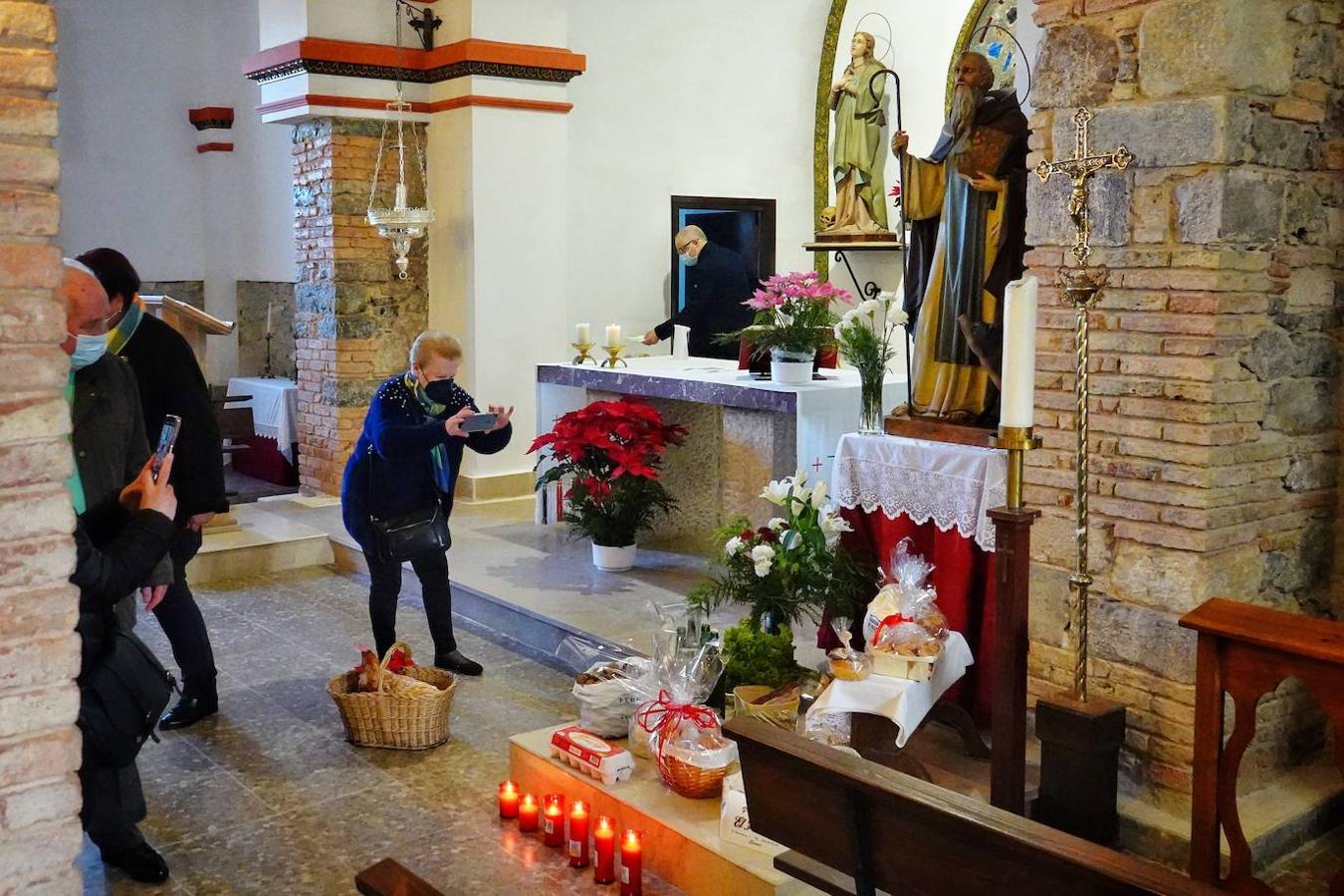 La parroquia de Parres acogió este lunes a sus mascotas para bendecirles con salud y suerte. Se llegaron a ver hasta gallinas y ovejas, entre multitud de perros, en su mayoría, y gatos.