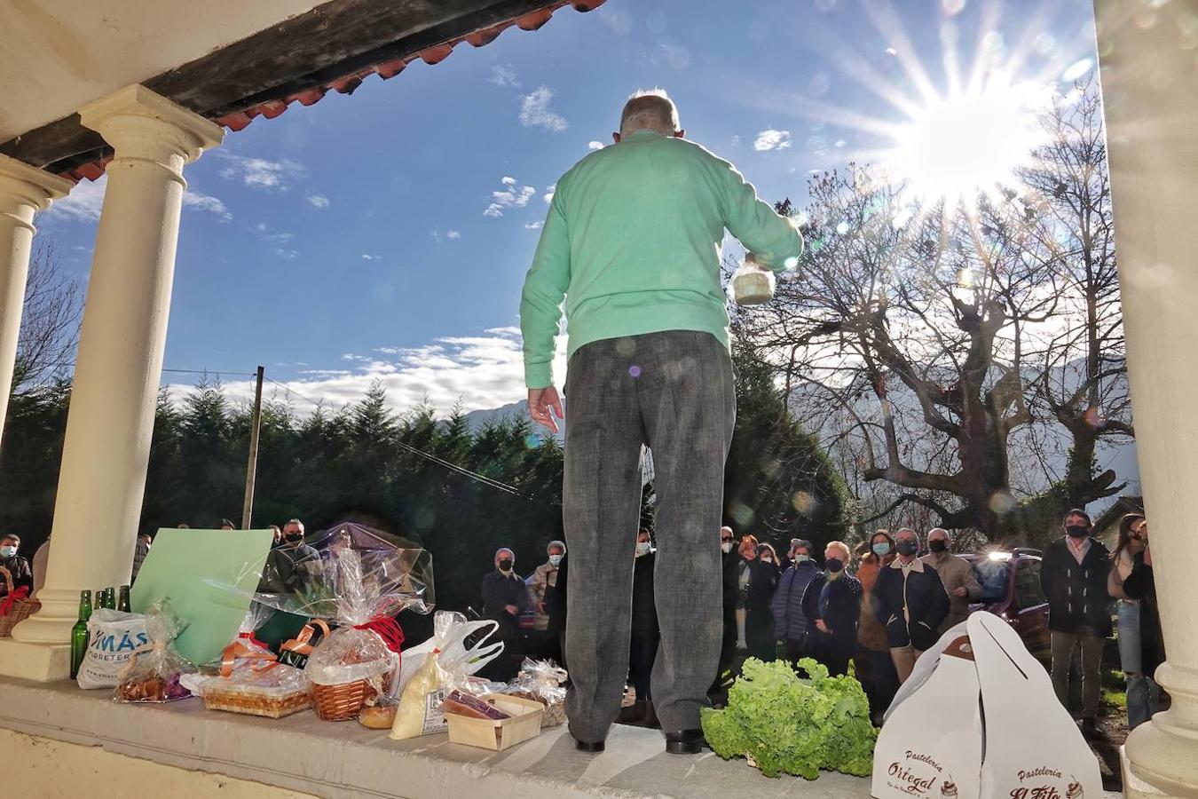 La parroquia de Parres acogió este lunes a sus mascotas para bendecirles con salud y suerte. Se llegaron a ver hasta gallinas y ovejas, entre multitud de perros, en su mayoría, y gatos.