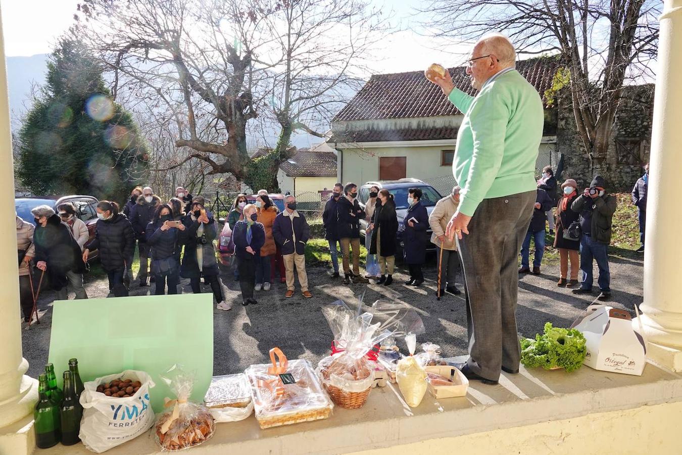 La parroquia de Parres acogió este lunes a sus mascotas para bendecirles con salud y suerte. Se llegaron a ver hasta gallinas y ovejas, entre multitud de perros, en su mayoría, y gatos.