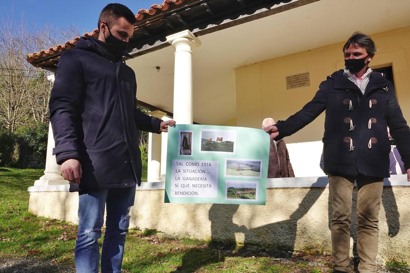 La parroquia de Parres acogió este lunes a sus mascotas para bendecirles con salud y suerte. Se llegaron a ver hasta gallinas y ovejas, entre multitud de perros, en su mayoría, y gatos.