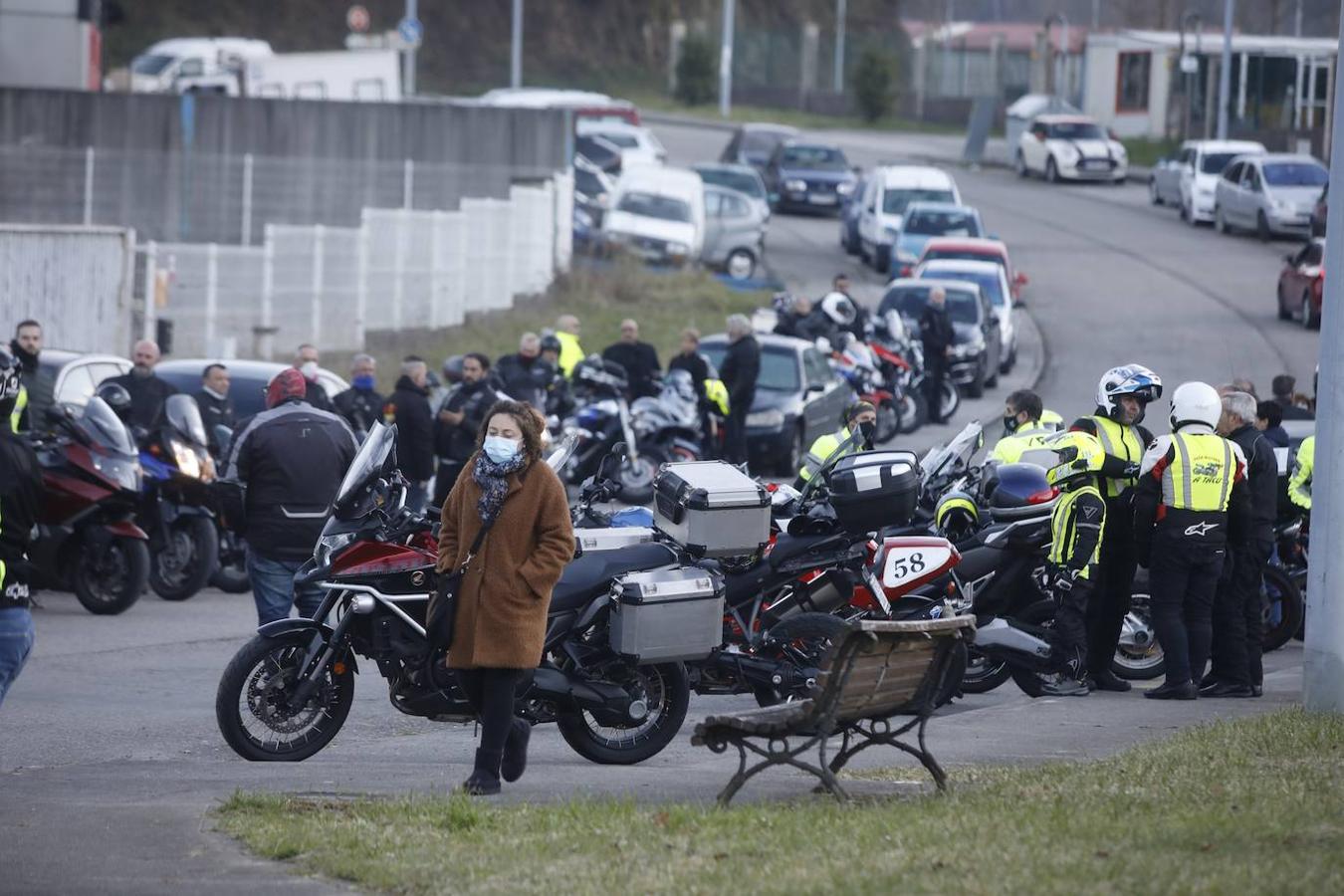 Casi un centenar de moteros formaban la comitiva fúnebre que acompañó esta tarde a Mar Donate en su última ruta, fallecida en un accidente de moto en Tineo
