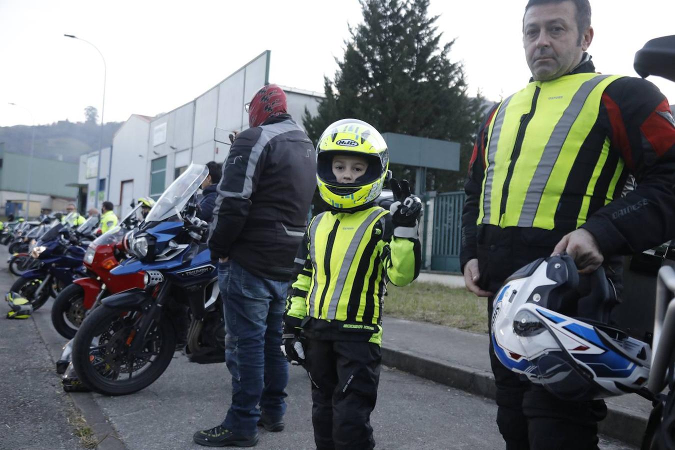 Casi un centenar de moteros formaban la comitiva fúnebre que acompañó esta tarde a Mar Donate en su última ruta, fallecida en un accidente de moto en Tineo
