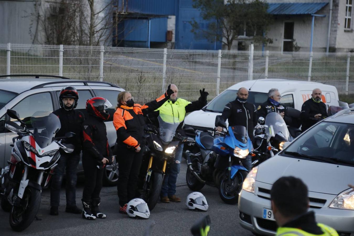Casi un centenar de moteros formaban la comitiva fúnebre que acompañó esta tarde a Mar Donate en su última ruta, fallecida en un accidente de moto en Tineo
