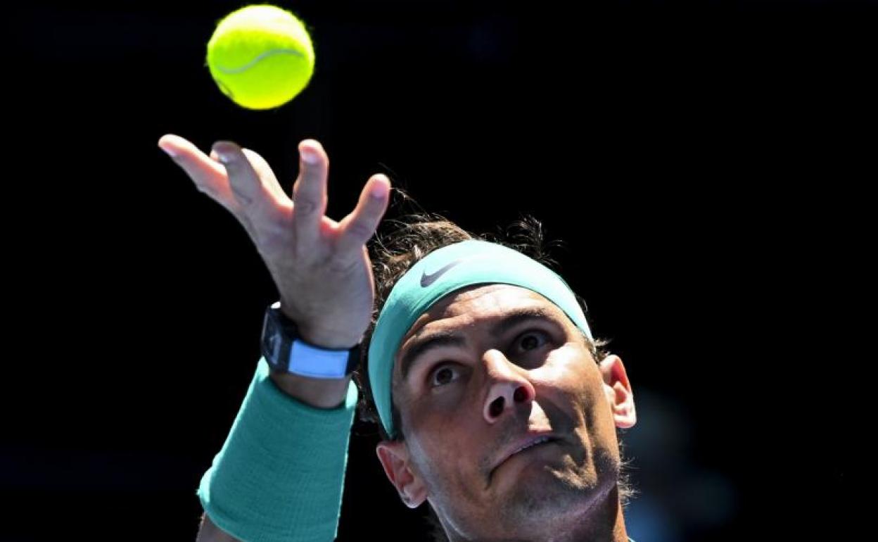 Rafael Nadal sirve en Australia. 