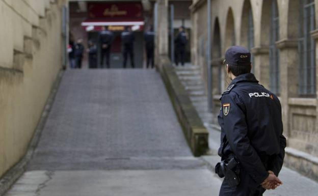 Agente de policía, en el acceso a los juzgados de Palma de Mallorca