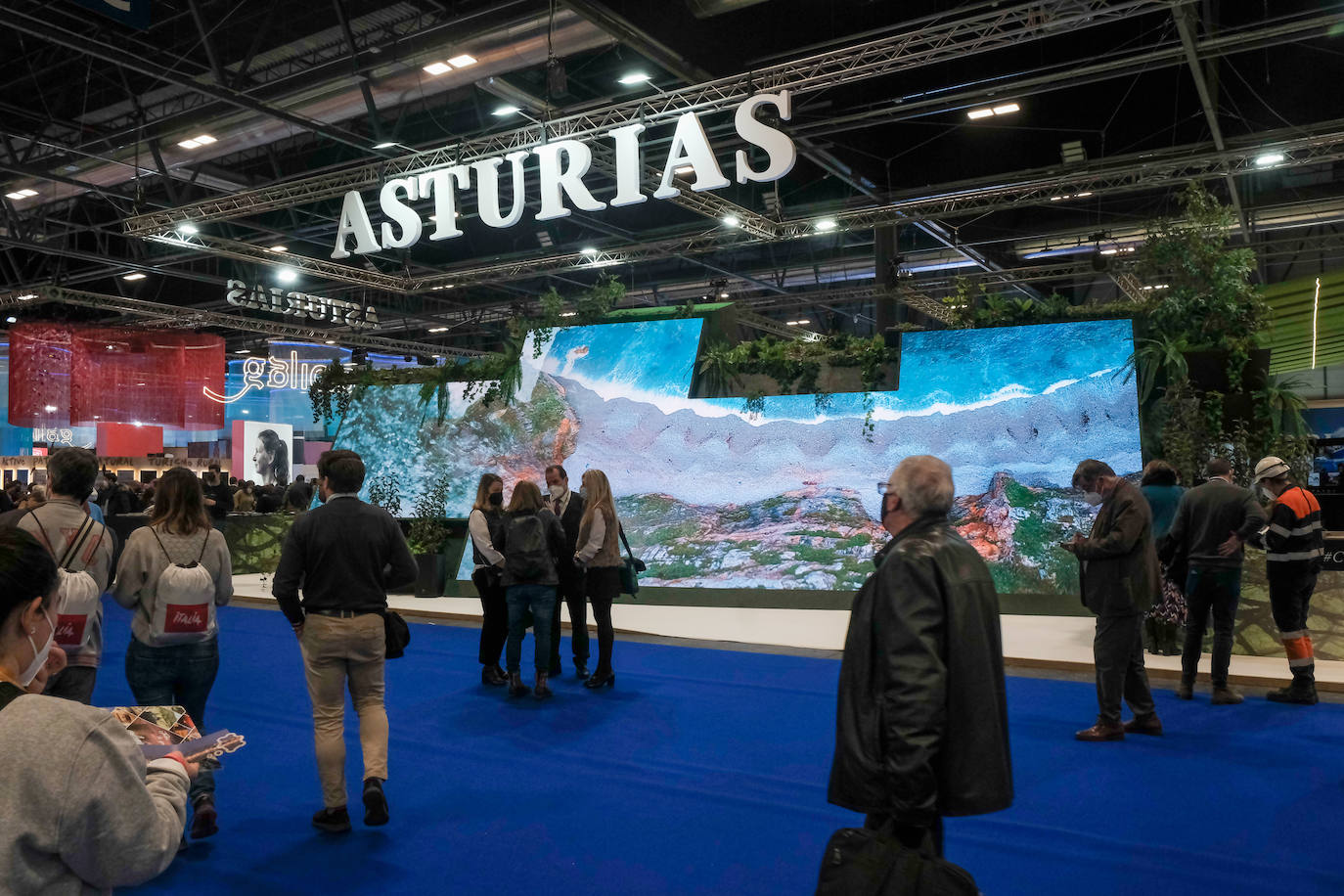 Don Felipe y doña Letizia han inaugurado este miércoles la 42º edición de Feria Internacional de Turismo (Fitur), que se celebra en Ifema Madrid, hasta el próximo 23 de enero. El estand del Principado ha albergado una mesa redonda sobre la cultura sidrera asturiana, candidata para Lista Representativa del Patrimonio Mundial Inmaterial de la Unesco 