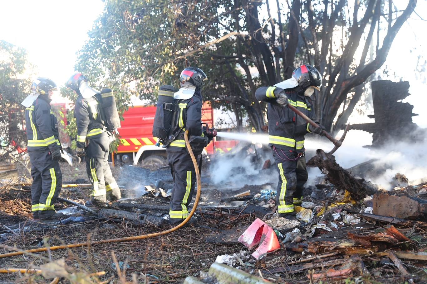 Los bomberos han sofocado este miércoles un fuego que ha calcinado una chabola en la calle Solar, en Veriña. 