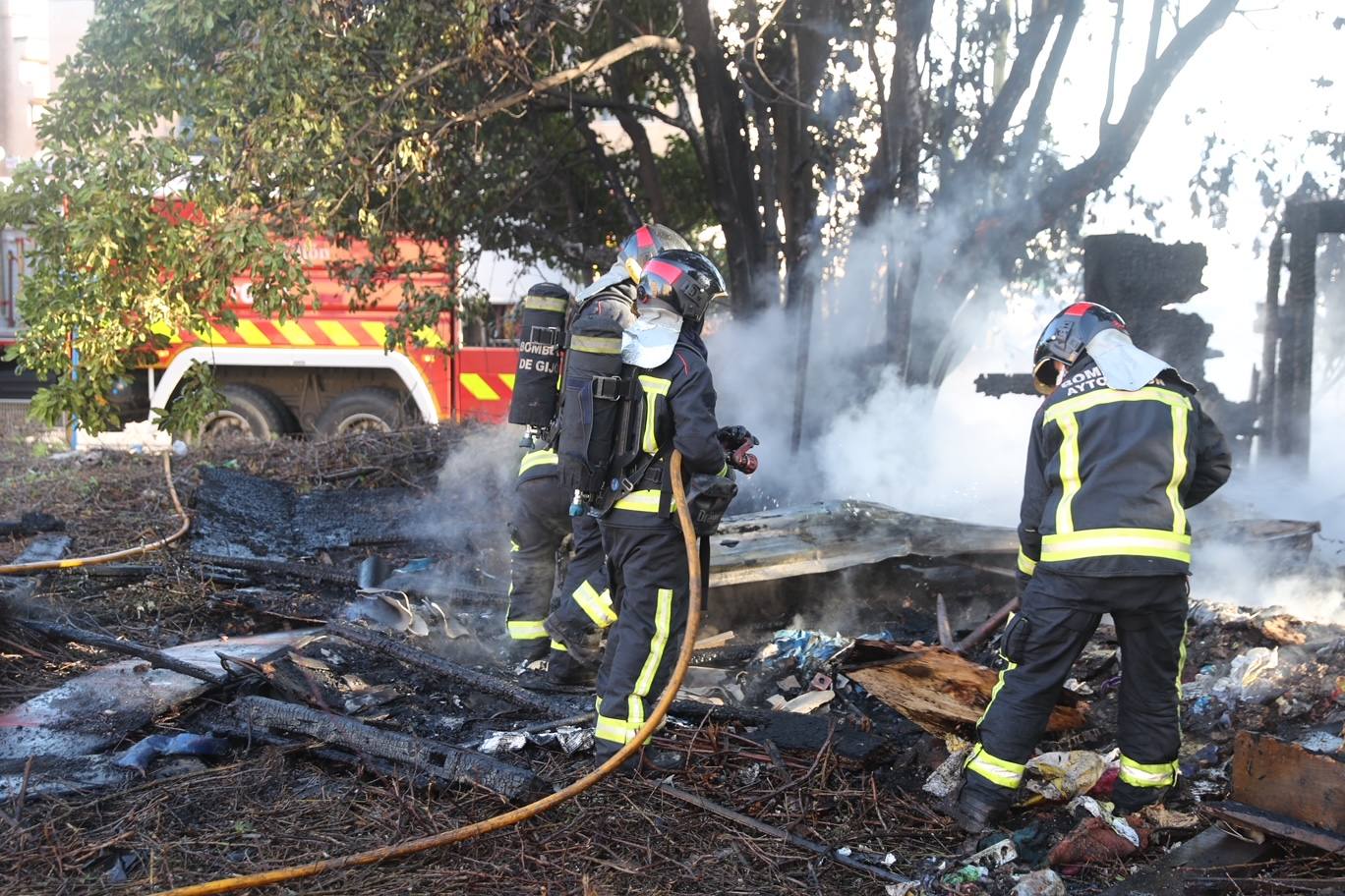 Los bomberos han sofocado este miércoles un fuego que ha calcinado una chabola en la calle Solar, en Veriña. 