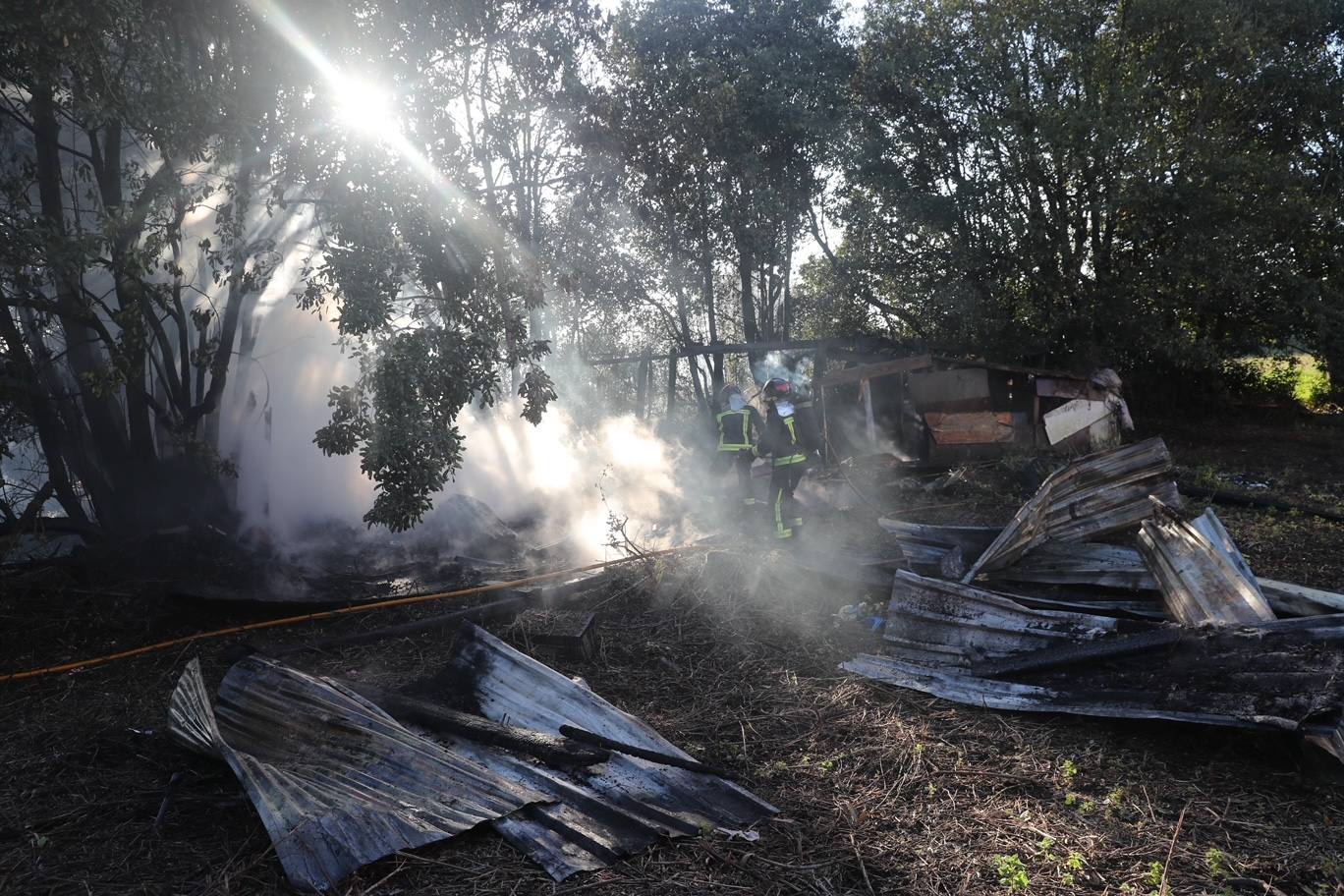 Los bomberos han sofocado este miércoles un fuego que ha calcinado una chabola en la calle Solar, en Veriña. 