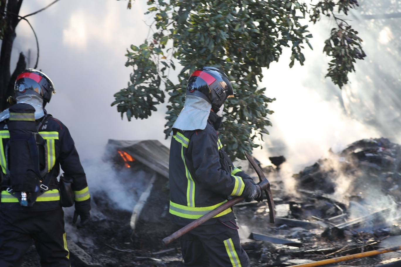 Los bomberos han sofocado este miércoles un fuego que ha calcinado una chabola en la calle Solar, en Veriña. 