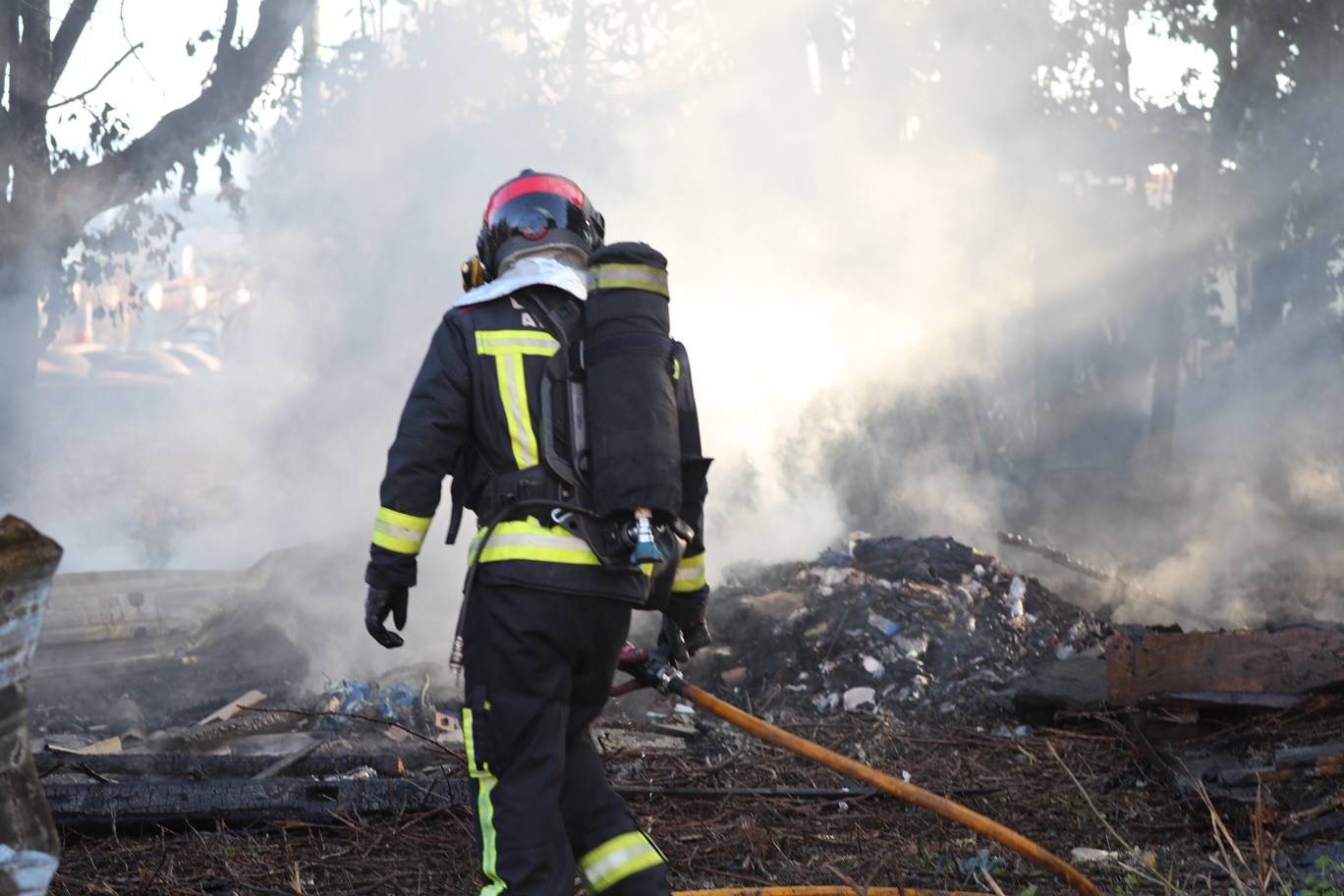 Los bomberos han sofocado este miércoles un fuego que ha calcinado una chabola en la calle Solar, en Veriña. 