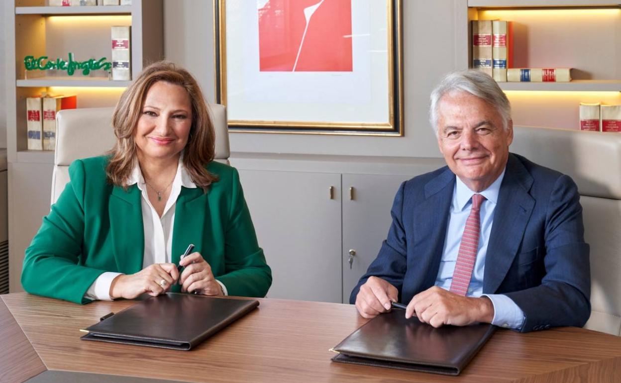 La presidenta de El Corte Inglés, Marta Álvarez, y el de Mutual, Ignacio Garralda, al firmar el acuerdo. 
