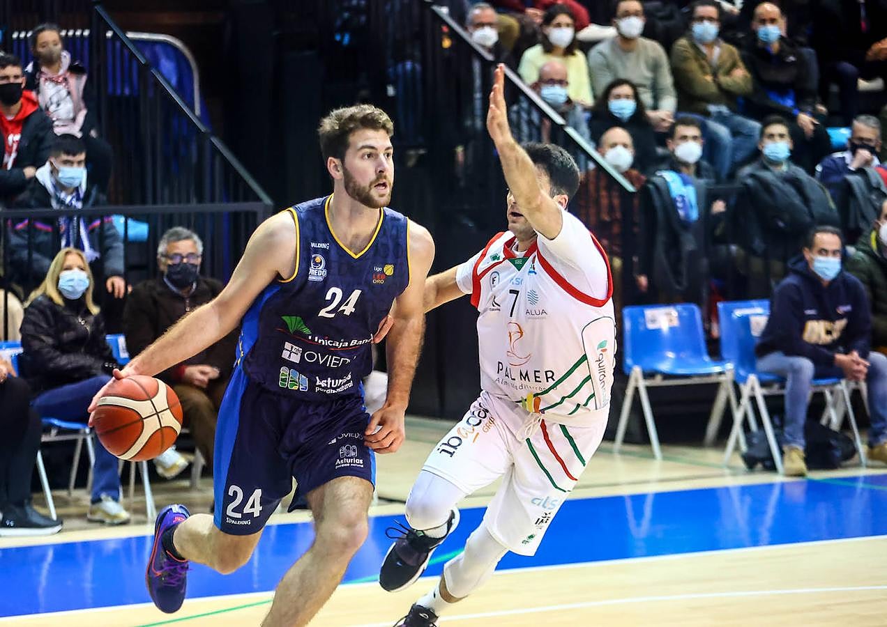 Fotos: Las mejores imágenes del Unicaja Banco Oviedo - Palmer Alma Mediterránea