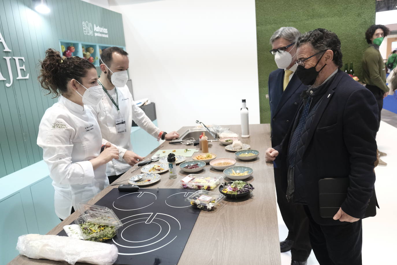 Adrián Barbón visita el 'stand' de Asturias en Fitur y recuerda las cifras «históricas» del verano pasado.