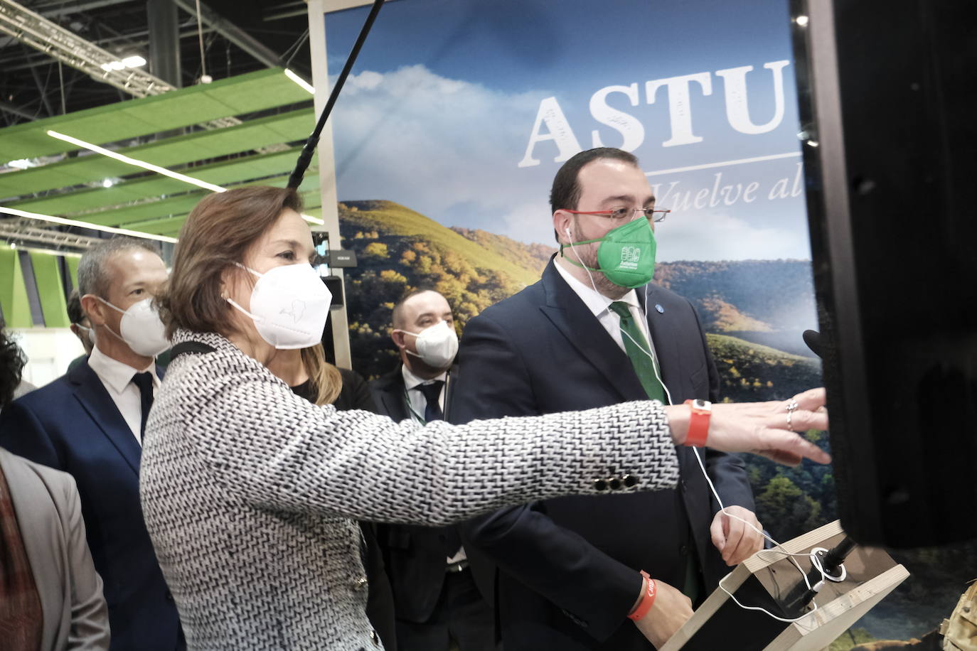 Adrián Barbón visita el 'stand' de Asturias en Fitur y recuerda las cifras «históricas» del verano pasado.