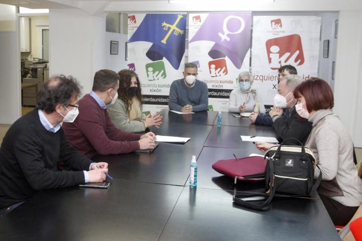 Roberto Lena, Olmo Ron, Marina Pineda, Iván Fernández Ardura, Ana Castaño, Adrián Arias, Aurelio Martín y Loli Patón, durante la reunión. 