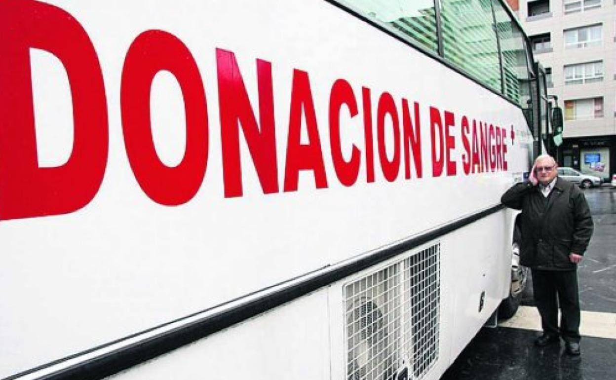 Al fondo, junto a una autobús de donación de sangre, quien fuera coordinador de la Hermandad de Donantes de Sangre de Pola Siero, Carlos Antuña.