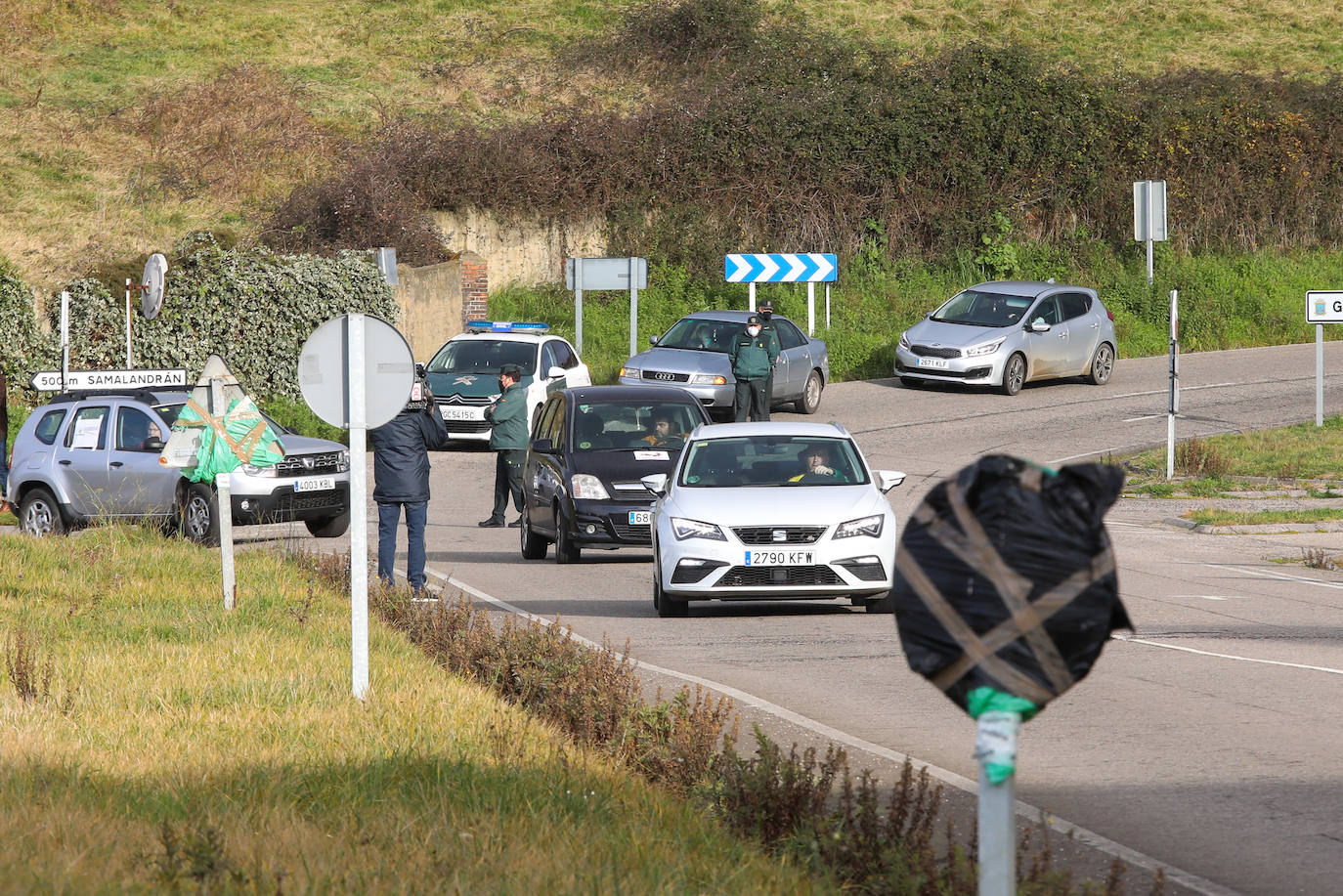 Una caravana de vehículos ha recorrido este viernes la distancia que separa la planta de Alu Ibérica, antigua Alcoa, en Avilés, hasta Oviedo para protestar y exigir una solución para exigir mantenimiento de la factoría y los puestos de trabajo.