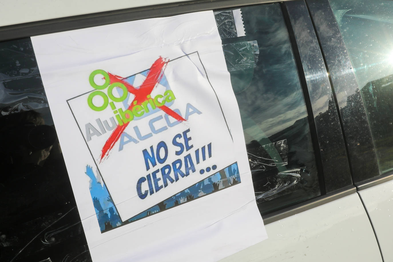 Una caravana de vehículos ha recorrido este viernes la distancia que separa la planta de Alu Ibérica, antigua Alcoa, en Avilés, hasta Oviedo para protestar y exigir una solución para exigir mantenimiento de la factoría y los puestos de trabajo.