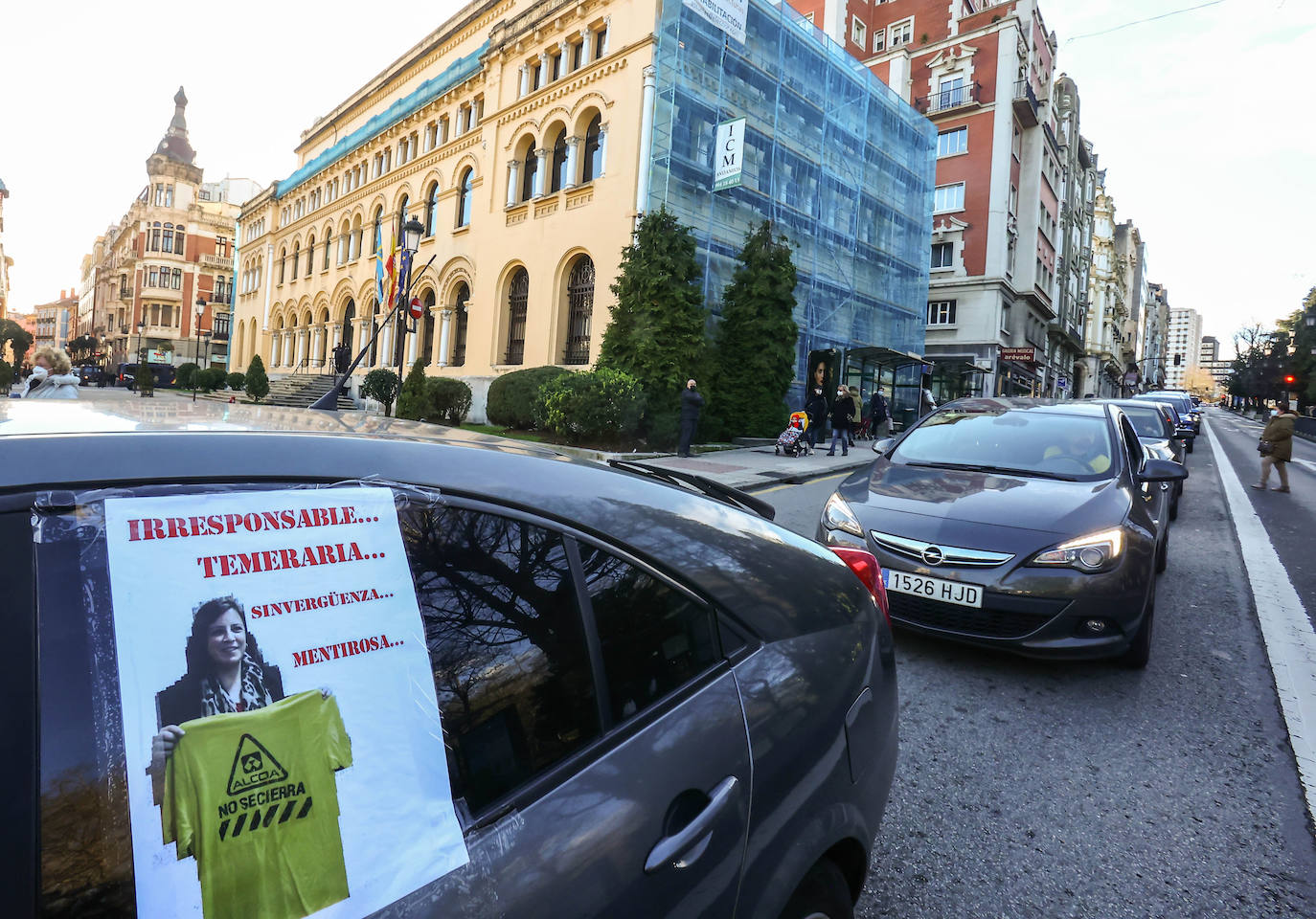 Una caravana de vehículos ha recorrido este viernes la distancia que separa la planta de Alu Ibérica, antigua Alcoa, en Avilés, hasta Oviedo para protestar y exigir una solución para exigir mantenimiento de la factoría y los puestos de trabajo.