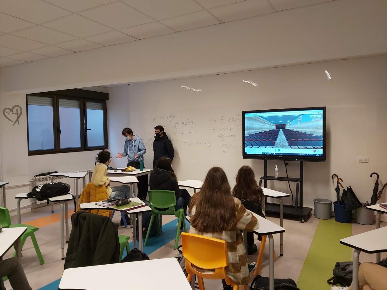 Los alumnos, trabajando en la representación digital del colegio. 