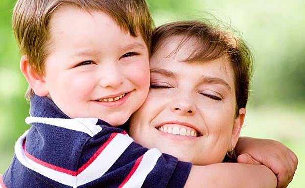 Es muy importante abrazar a los niños para su crecimiento emocional y autoestima 