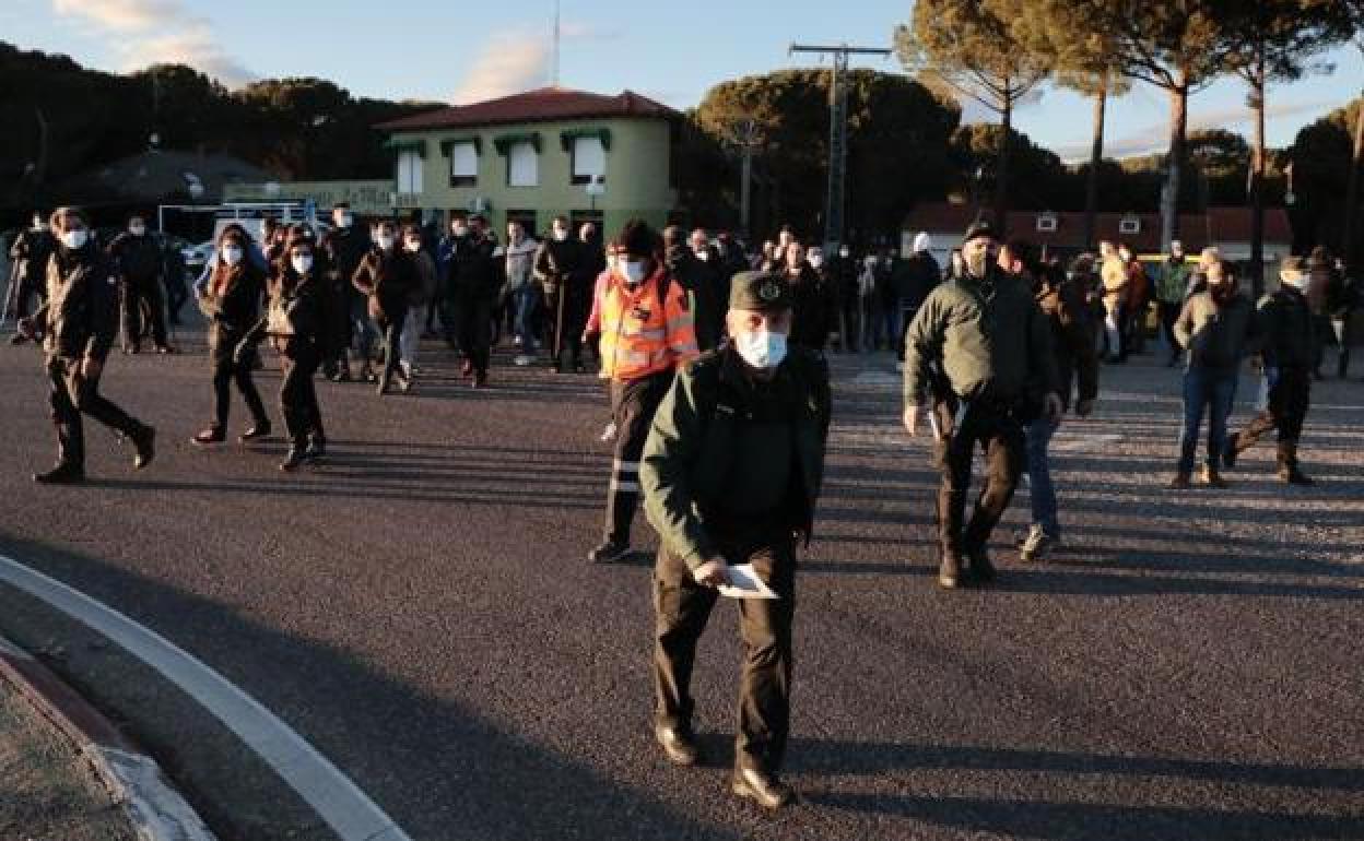 El grupo que peinó el entorno del restaurante La Maña regresa al punto de partida atravesando la calzada de la carretera de Soria. 