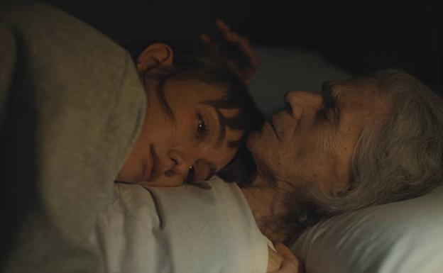 Almudena Amor y Vera Valdez en 'La abuela'.