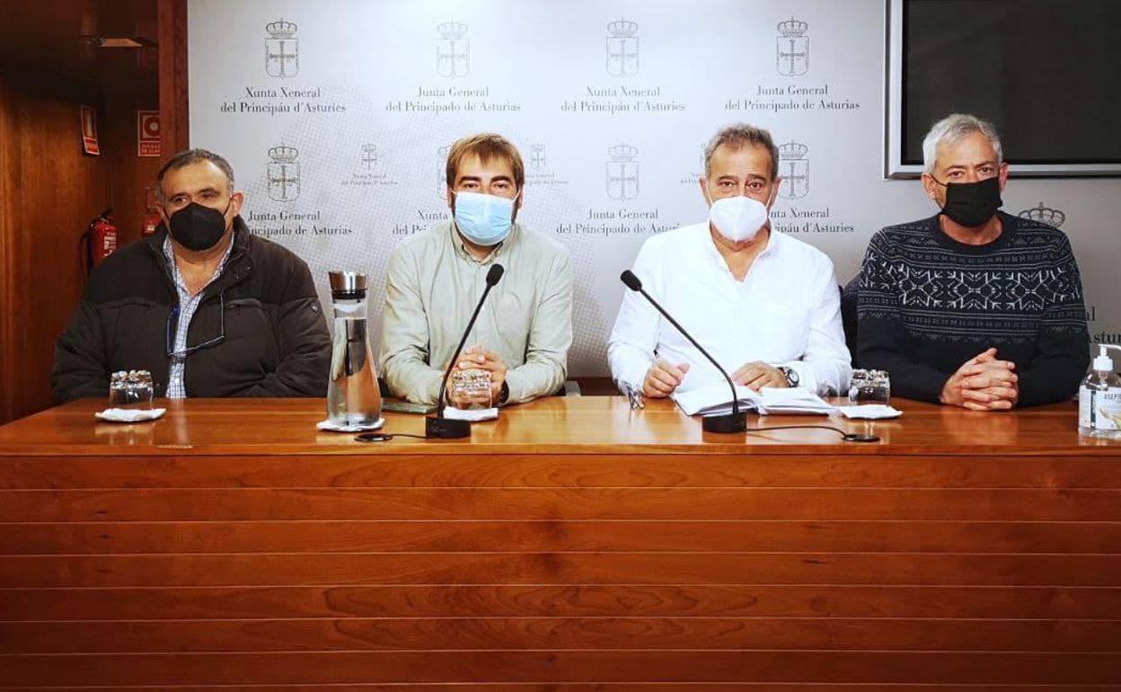 Miembros de Podemos y trabajadores de la Fundación Metal, durante la rueda de prensa. 