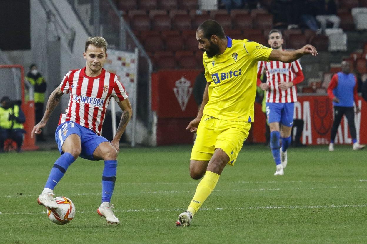 Fran Villalba controla el balón perseguido por Fali en el último partido disputado en El Molinón. 