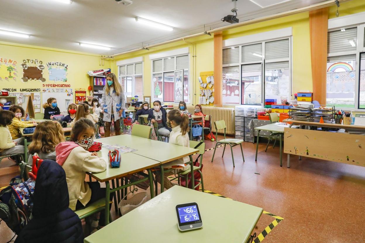 Una profesora y sus alumnos, todos con mascarilla, en un colegio gijonés. 