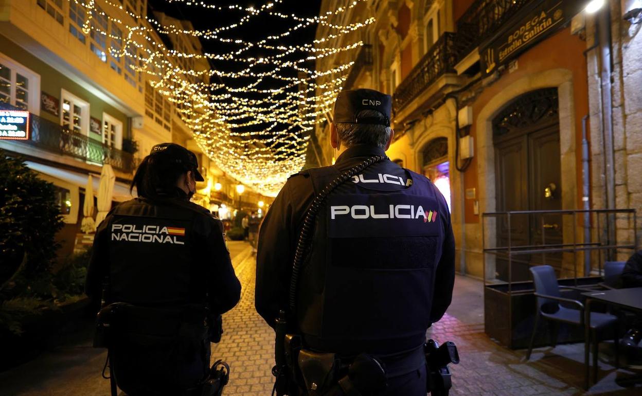 Una pareja de la Policía Nacional patrulla por la noche. 