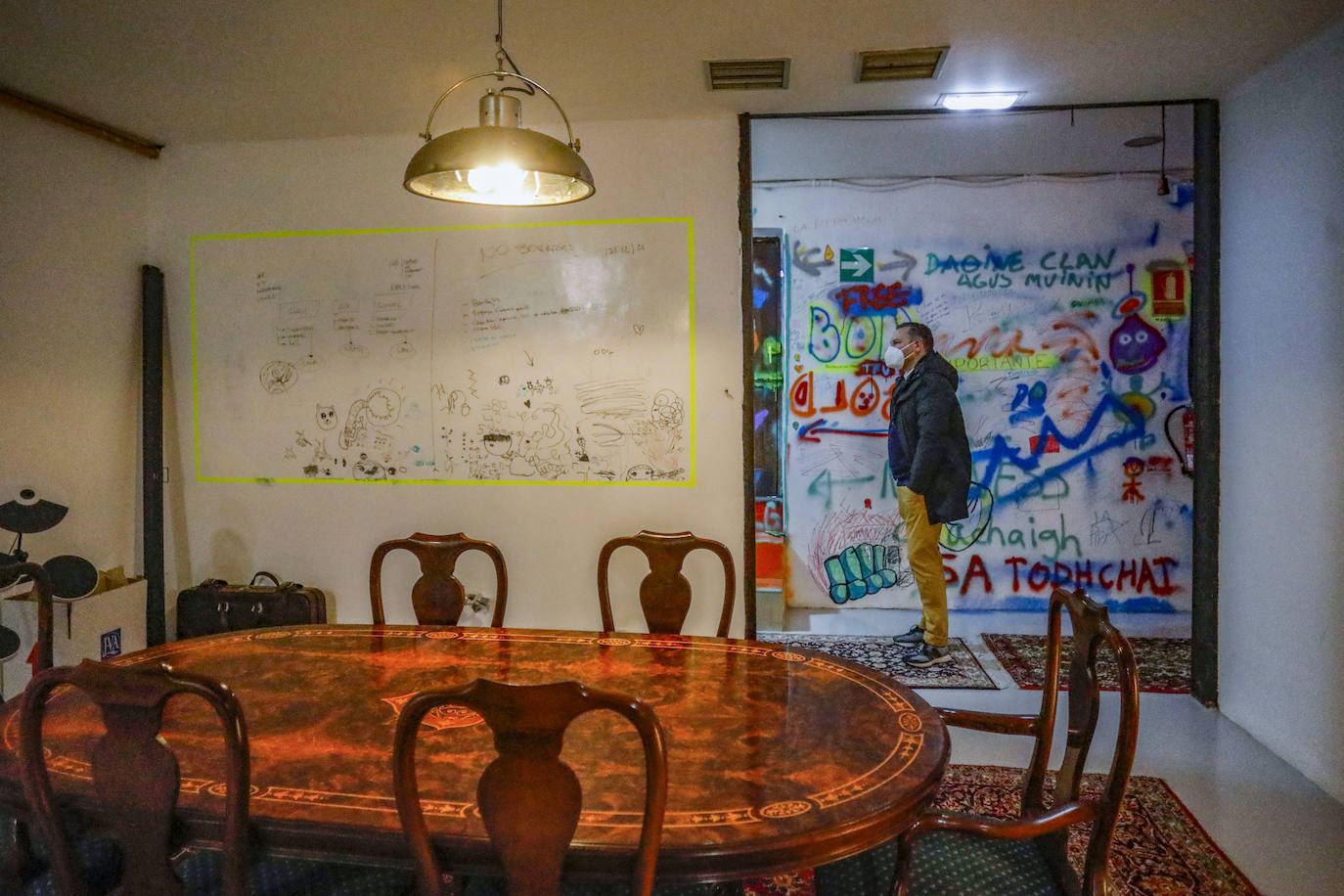 Alex Lawton instaló en Somió su empresa Bedrock, en un antiguo restaurante que recuperó como sede de empresas, generando un auténtico ecosistema de innovación que atrae talento asturiano, nacional e internacional.