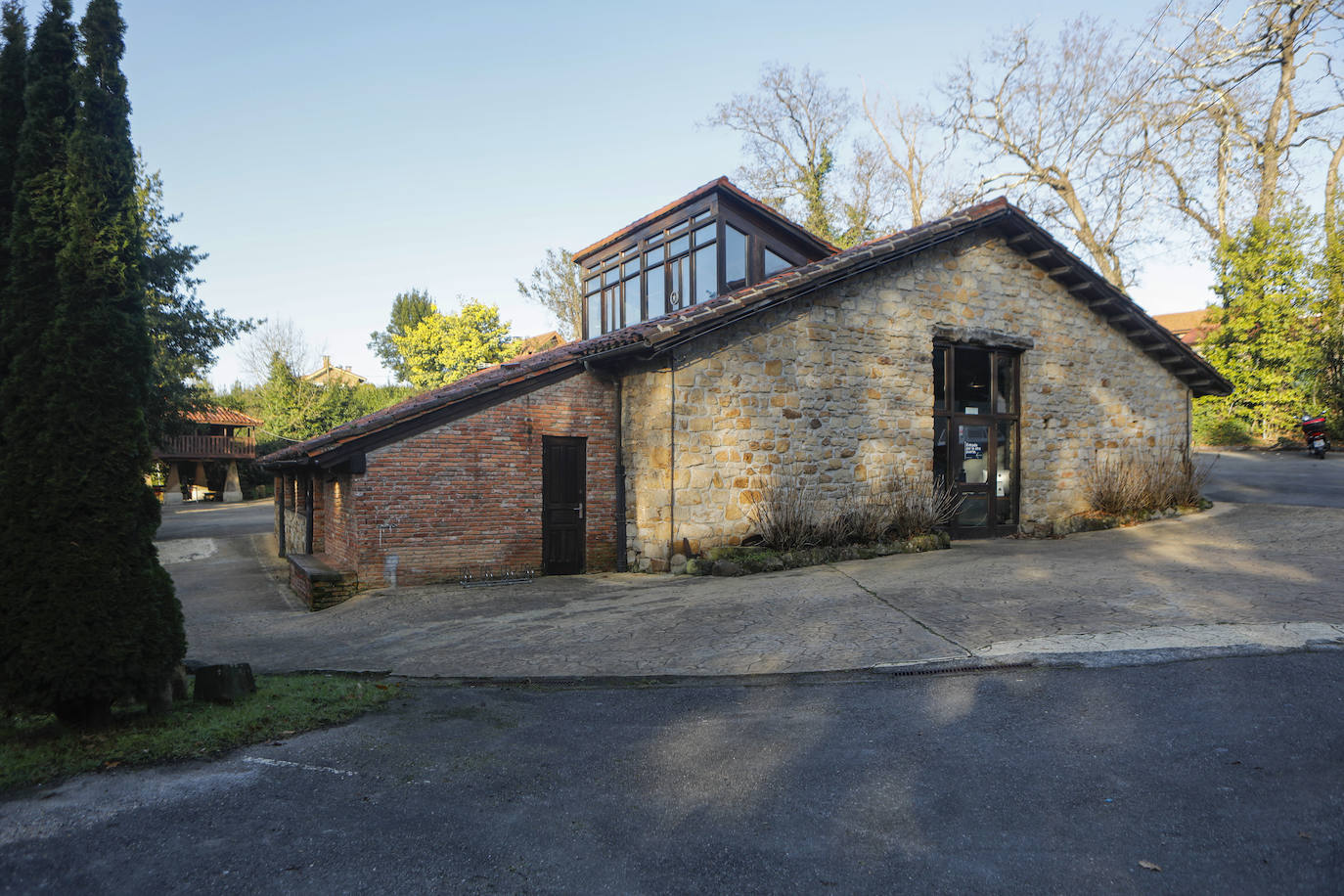 Alex Lawton instaló en Somió su empresa Bedrock, en un antiguo restaurante que recuperó como sede de empresas, generando un auténtico ecosistema de innovación que atrae talento asturiano, nacional e internacional.