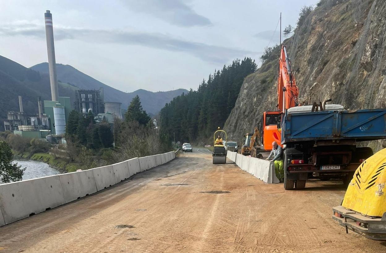 Maquinaria trabajando en la zona, con un carril operativo. 