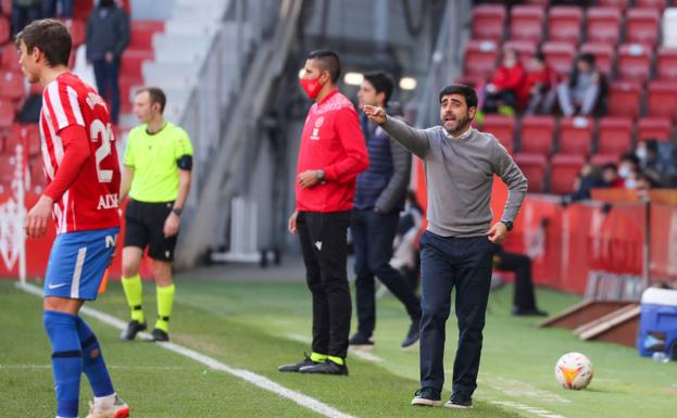 David Gallego da instrucciones durante el partido. 