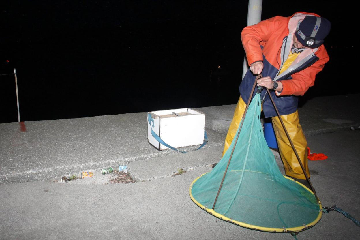 Pesca de angula en la desembocadura del Nalón en La Arena. 