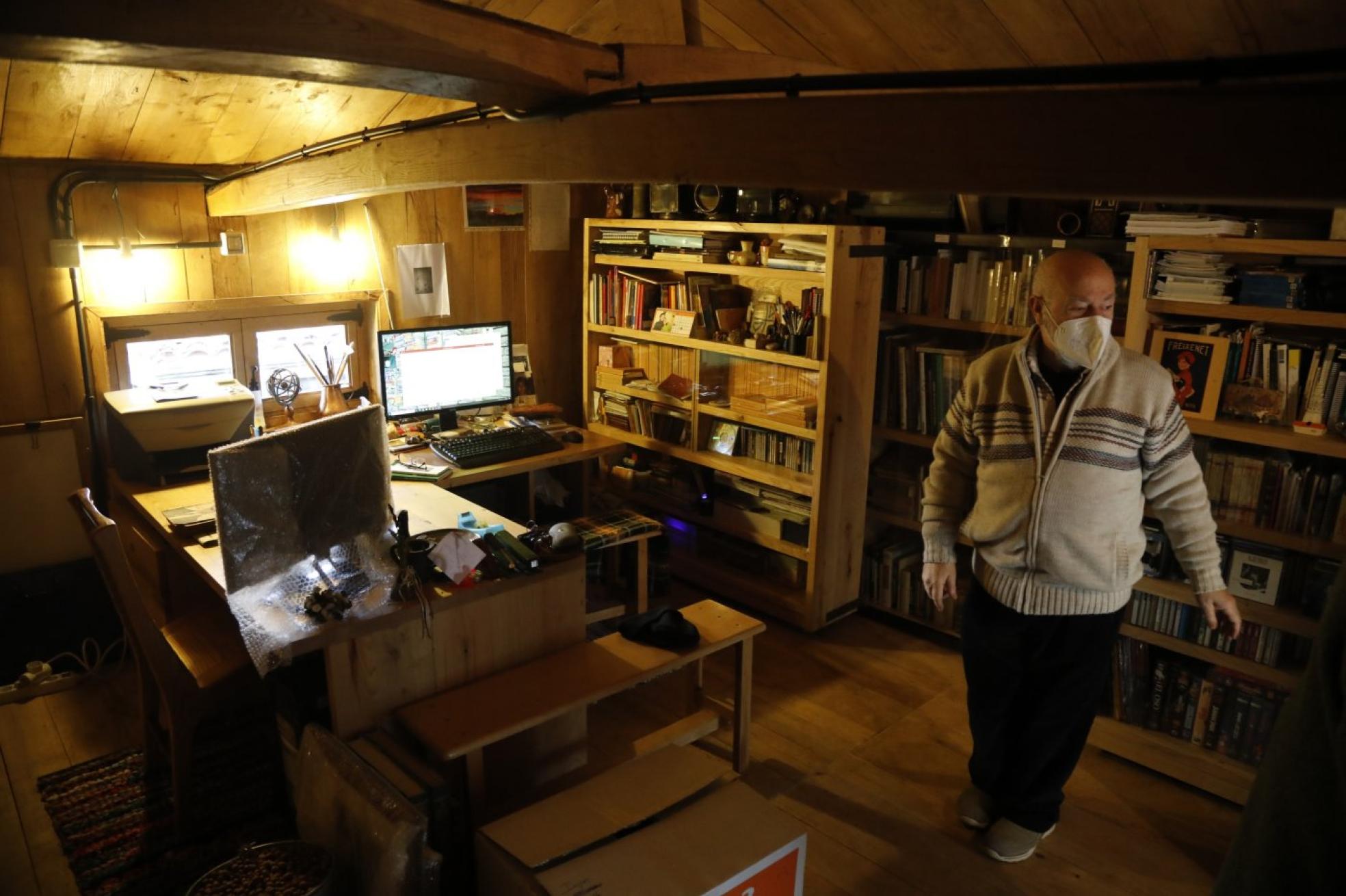 El interior del hórreo de Albert Torell se ha adecuado como biblioteca, que conserva las vigas y la forma tradicional. 