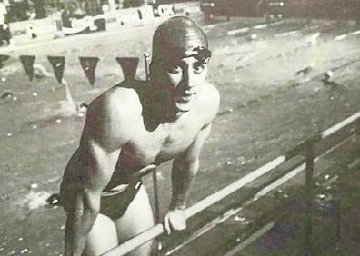 Imagen secundaria 1 - 58 años. El nadador Kimbo Vallejo, durante una competición en sus inicios. Kimbo Vallejo, en la piscina del Grupo.