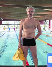 Imagen secundaria 2 - 58 años. El nadador Kimbo Vallejo, durante una competición en sus inicios. Kimbo Vallejo, en la piscina del Grupo.