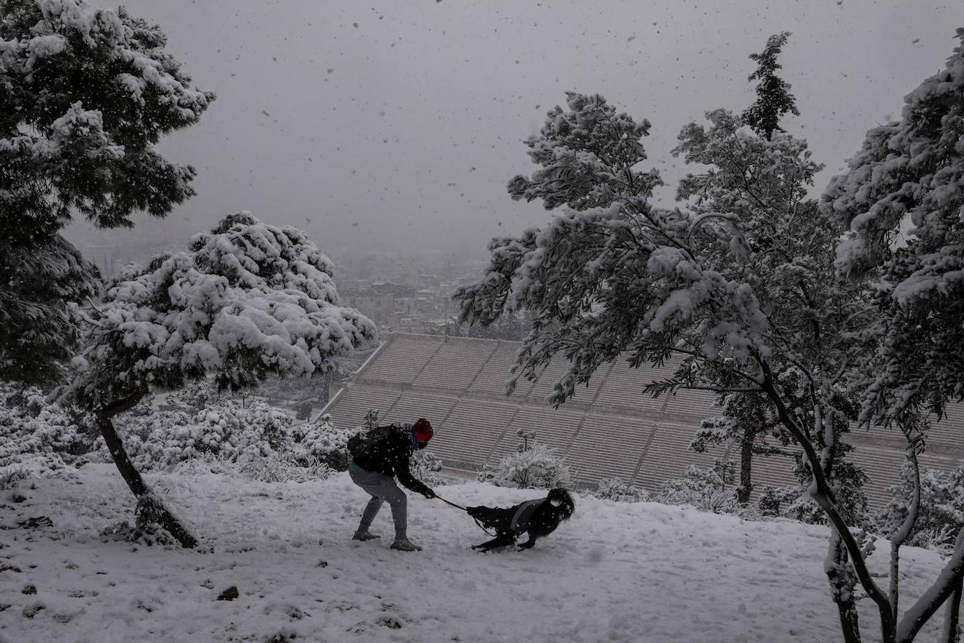 La Acrópolis de Atenas se despertó este lunes bajo un manto de nieve al igual que otros monumentos de la antigüedad en la capital griega y sus paisajes cotidianos, ofreciendo un espectáculo excepcional en medio de la ola de frío que el temporal Elpís ha dejado tras de sí.