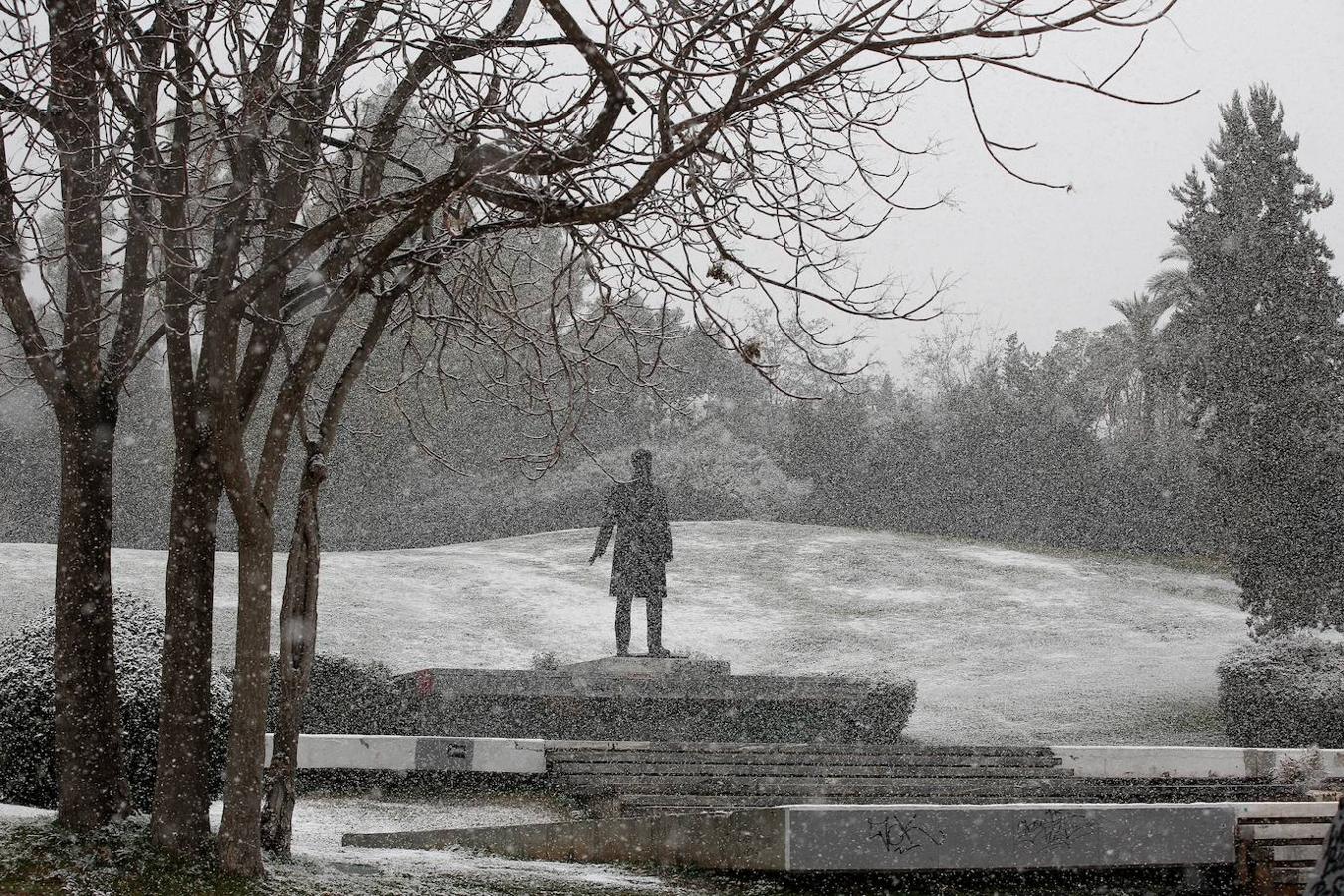 La Acrópolis de Atenas se despertó este lunes bajo un manto de nieve al igual que otros monumentos de la antigüedad en la capital griega y sus paisajes cotidianos, ofreciendo un espectáculo excepcional en medio de la ola de frío que el temporal Elpís ha dejado tras de sí.