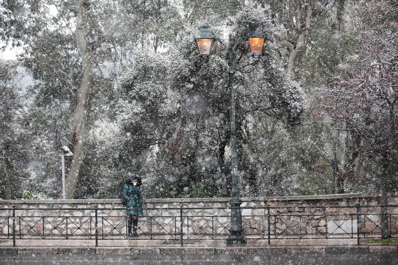 La Acrópolis de Atenas se despertó este lunes bajo un manto de nieve al igual que otros monumentos de la antigüedad en la capital griega y sus paisajes cotidianos, ofreciendo un espectáculo excepcional en medio de la ola de frío que el temporal Elpís ha dejado tras de sí.