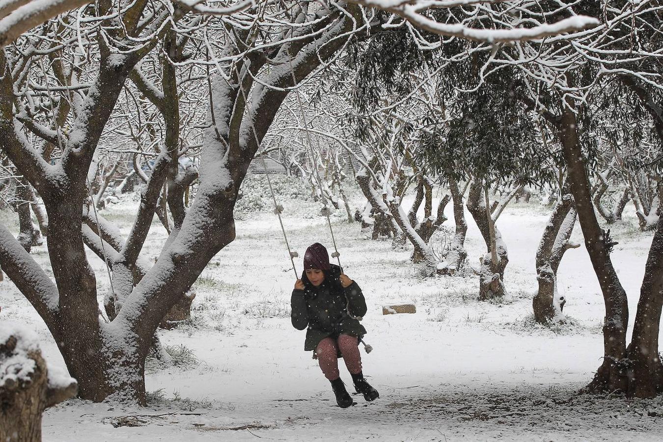 La Acrópolis de Atenas se despertó este lunes bajo un manto de nieve al igual que otros monumentos de la antigüedad en la capital griega y sus paisajes cotidianos, ofreciendo un espectáculo excepcional en medio de la ola de frío que el temporal Elpís ha dejado tras de sí.