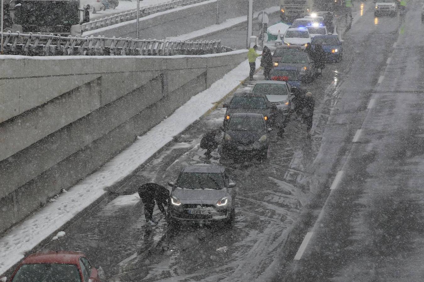 La Acrópolis de Atenas se despertó este lunes bajo un manto de nieve al igual que otros monumentos de la antigüedad en la capital griega y sus paisajes cotidianos, ofreciendo un espectáculo excepcional en medio de la ola de frío que el temporal Elpís ha dejado tras de sí.