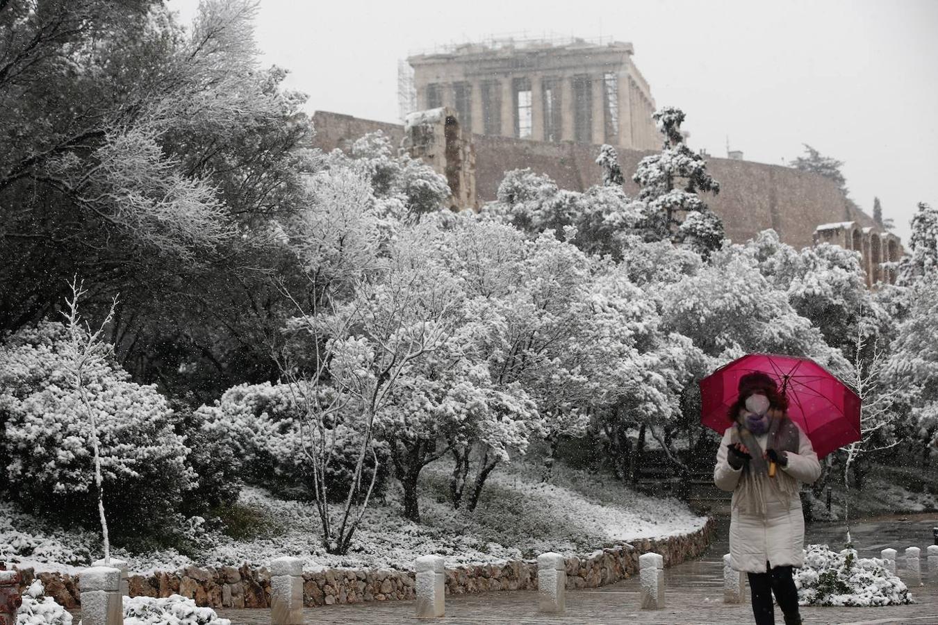 La Acrópolis de Atenas se despertó este lunes bajo un manto de nieve al igual que otros monumentos de la antigüedad en la capital griega y sus paisajes cotidianos, ofreciendo un espectáculo excepcional en medio de la ola de frío que el temporal Elpís ha dejado tras de sí.