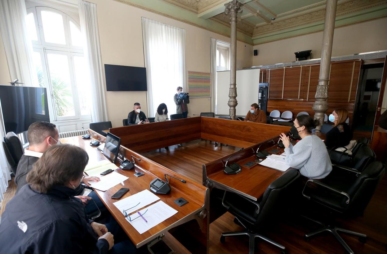 Los representantes de IU, Podemos, PSOE y Foro, en la negociación del Estatuto, reunidos en la Junta. 